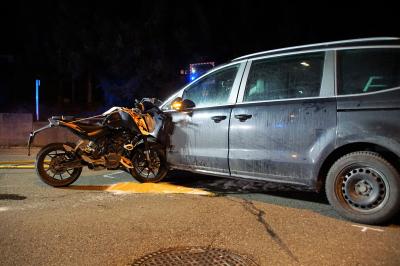 Frickenhausen-Tischardt: Bei einer Kollision zwischen einem Pkw und Krad wurden zwei Personen verletzt